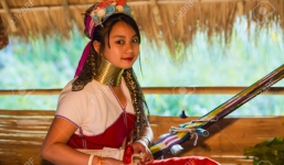 Ngôi làng kỳ lạ, phụ nữ cổ càng dài càng đẹp